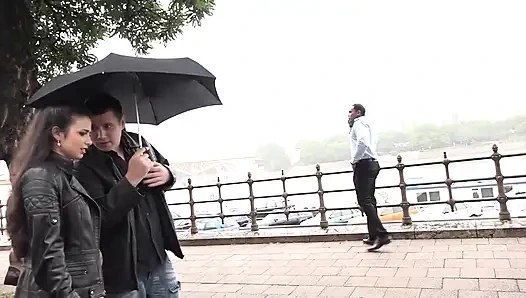 Она хочет, чтобы ее куколд вылизал сперму черных ебарей!