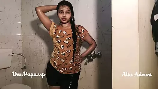 Desi indyjski top model Alia Advani z Pendżabu bierze prysznic