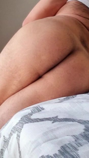 Wielki napalony tyłek facet naprawdę chciał się zerżnąć przez twardego kutasa na łóżku bez prezerwatyw