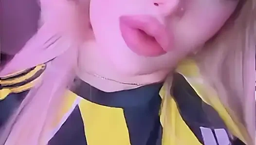 Sarışın Tatlı Fenerbahçeli Komşusunu Evde Teselli Ediyor