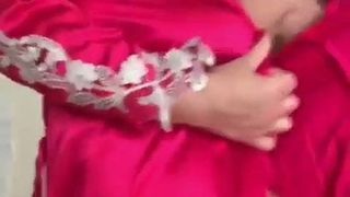 Une MILF desi montre son corps dans une robe rose