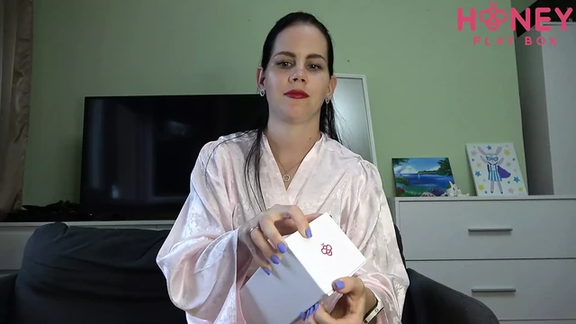 Девушка распаковывает и испытывает вибратор императрицы из Honey Play Box