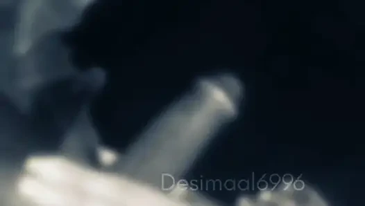 Melihat pantat ibu tiriku bikin aku sange, jadi aku minta dia ngocok kontolku