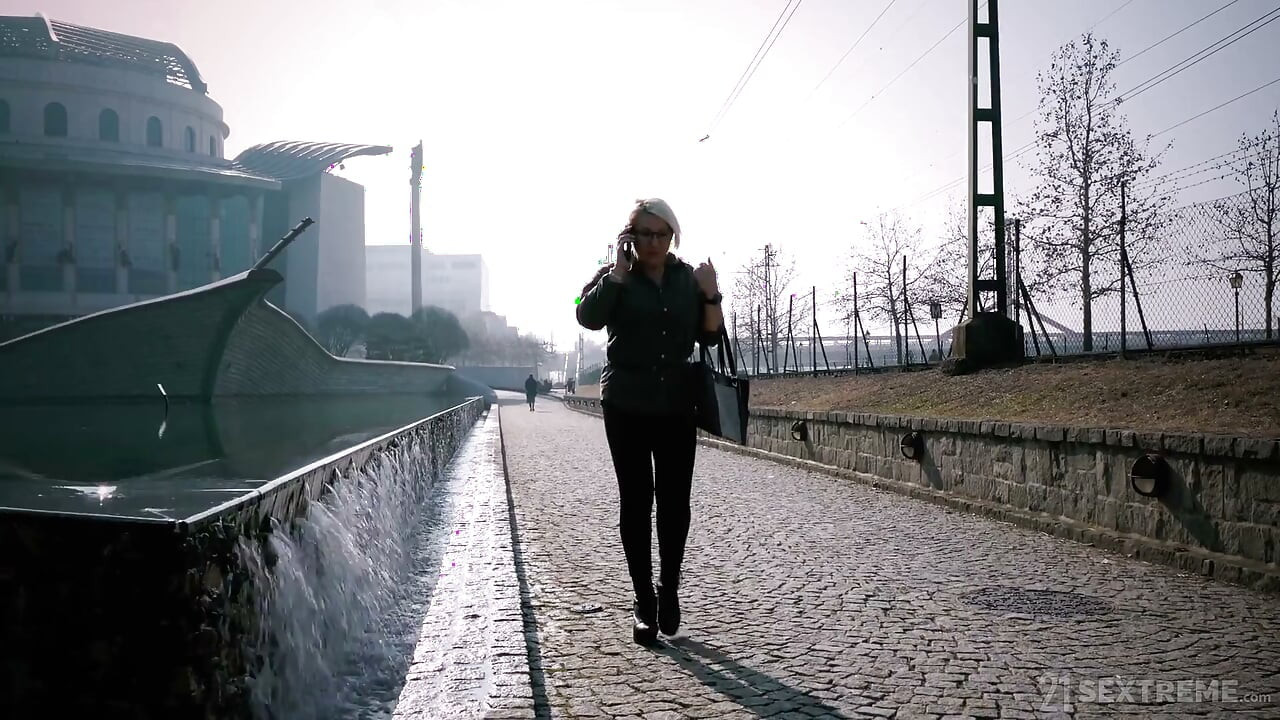 21 Sextreme - 얼굴에 핫한 정액을 받는 섹시한 금발 할머니