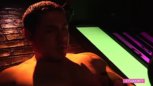 Tattooed babe in high heel boots is having a bang