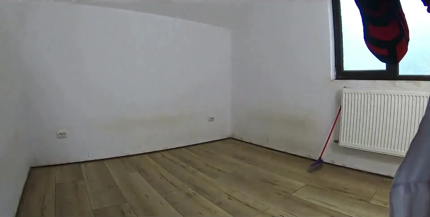 Người giúp việc nghiện sex thủ dâm với chổi & lau trong khi dọn dẹp một ngôi nhà bỏ hoang