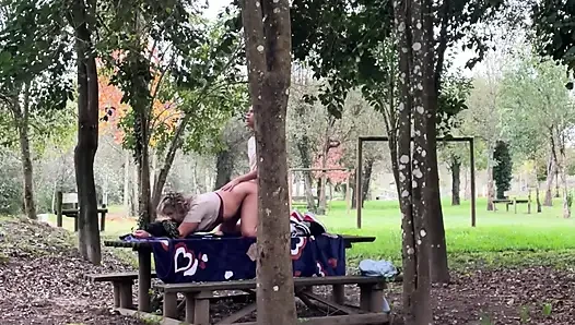 Üvey anne açık havada seks yaparken yakalanıyor