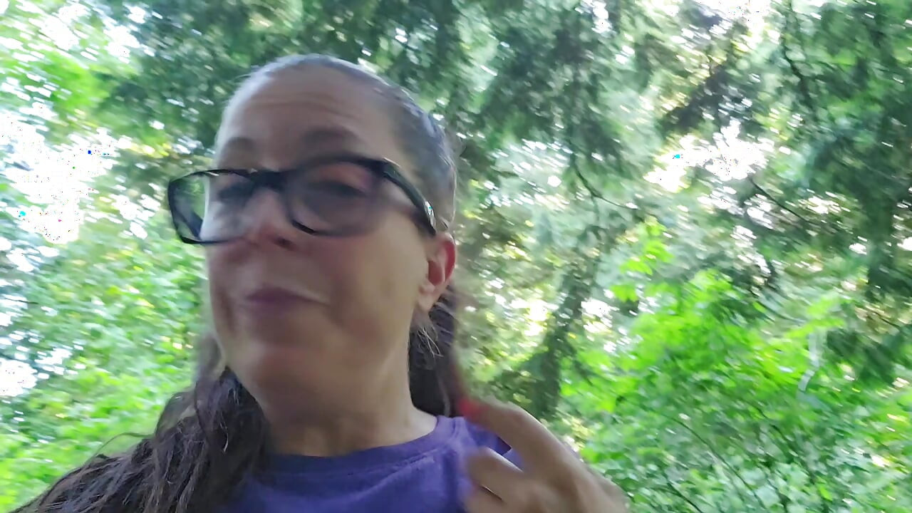 Nerd Faery faz xixi dentro e ao ar livre