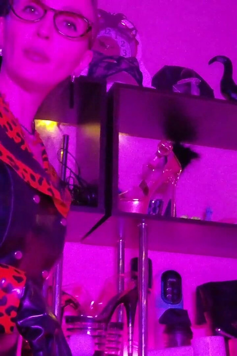 Fétiche du caoutchouc rouge, femdom en latex, maîtresse, fétiche, ceinture BDSM, talons, dominatrice