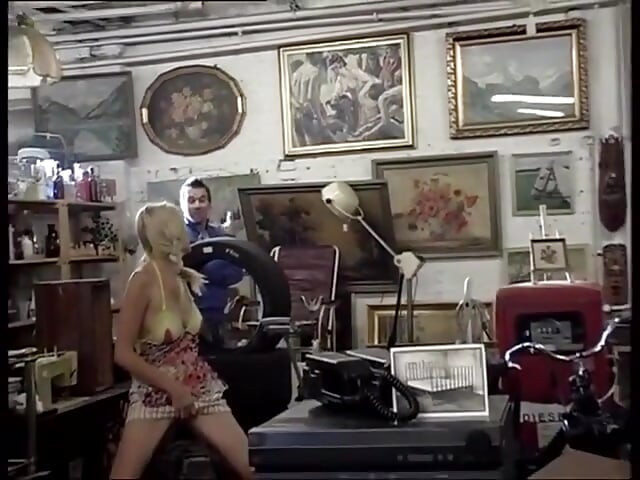 Sexe excité avec blonde, y compris des léchages à la crème sur la table