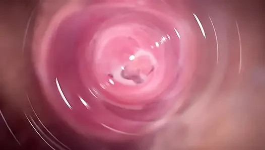 Kamera tief in Mias kleiner, sahniger vagina