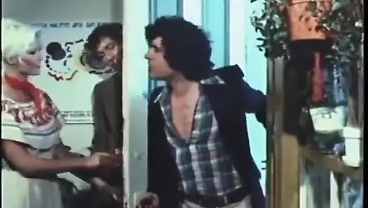 Sürtük iki adam tarafından sikiliyor ve dölleniyor nostaljik porno üçlü seks