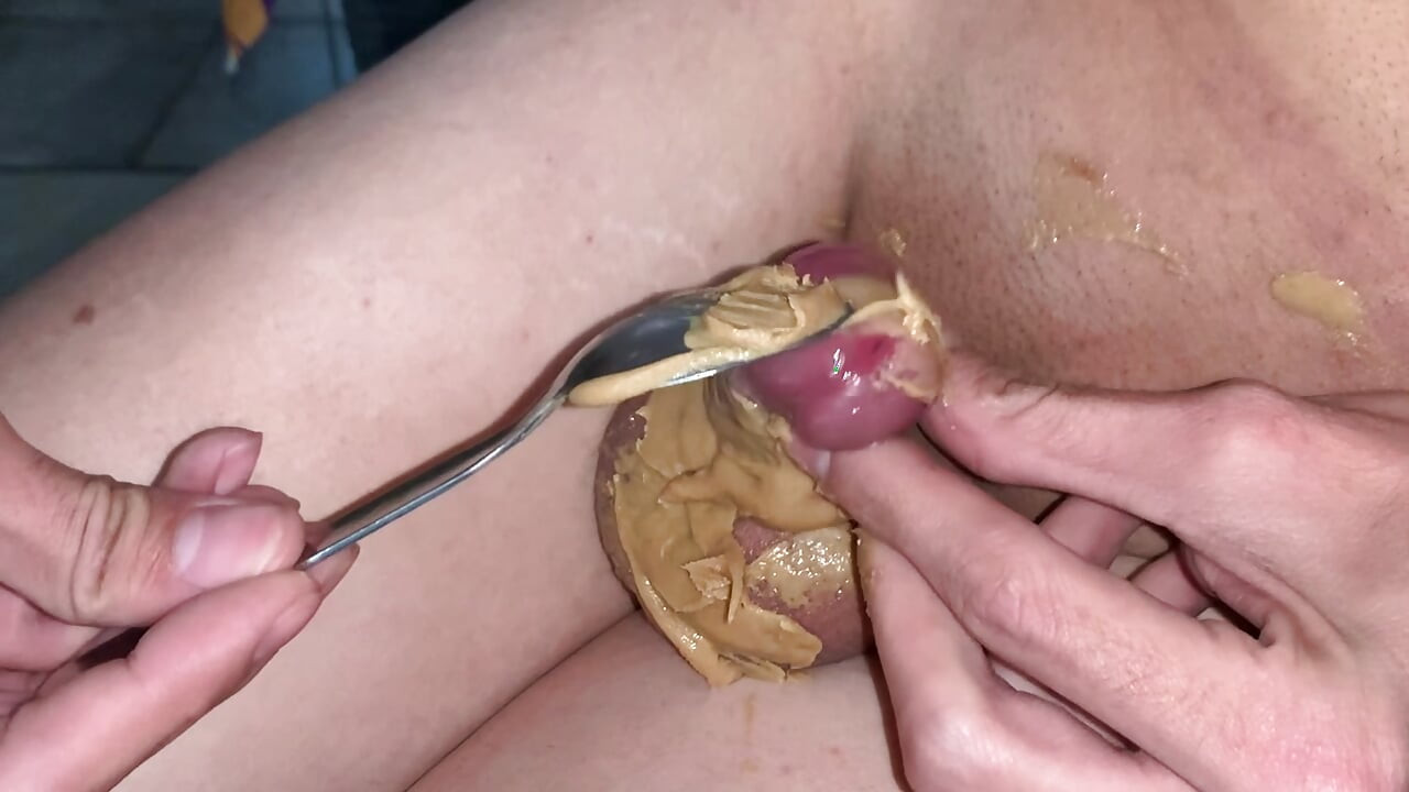 Abrindo manteiga de amendoim por todo o meu pequeno pau e bolas até eu gozar em cima de mim mesma