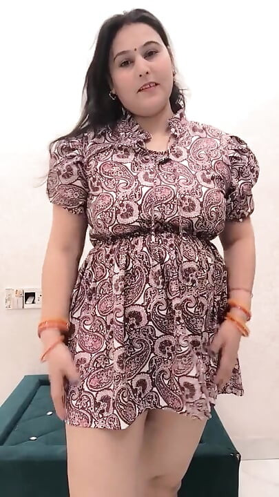 Puja bebé juega con grandes tetas tocando su coño