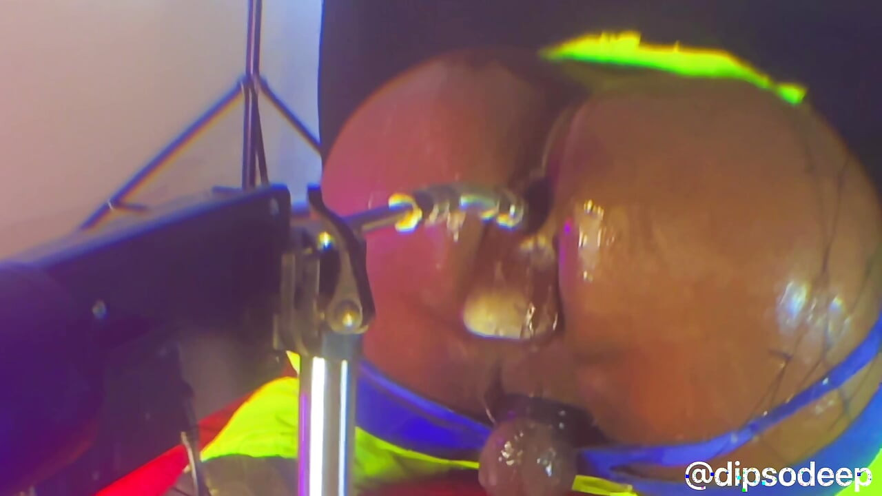 Mjehurićasta guza masira rupu dildom na jebenoj mašini