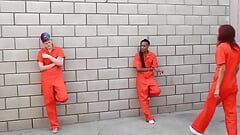 लड़ाई संघर्ष में जेल लड़कियों को लेस्बियन गार्ड द्वारा सेक्स के लिए गिरफ्तार किया जाता है