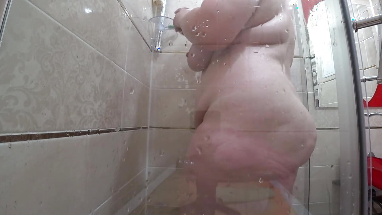 相机正在观看一个成熟的微胖熟女在洗澡. 华丽的大屁股, 天然巨乳, 毛茸茸的阴户. 大屁股白人美女