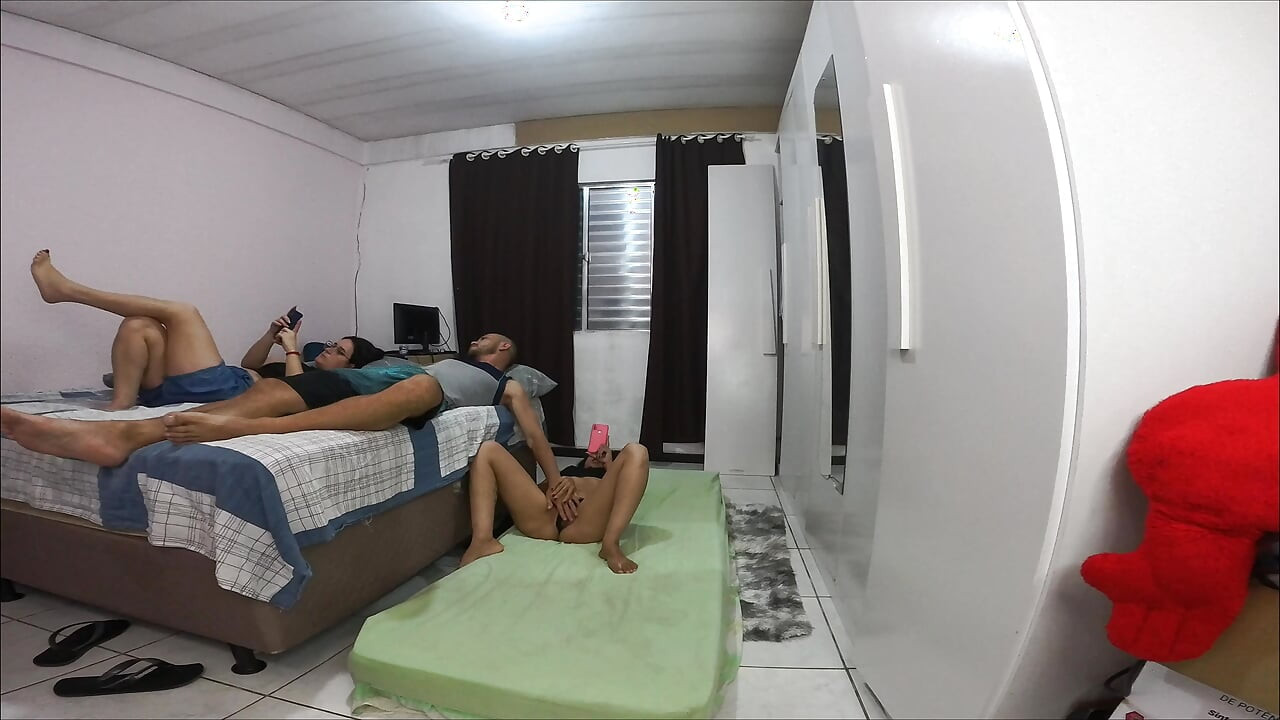 كان على الزوجة مشاركة غرفة مع صديقتها