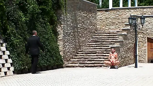 At kuyruklu genç bir kız evin orospusu