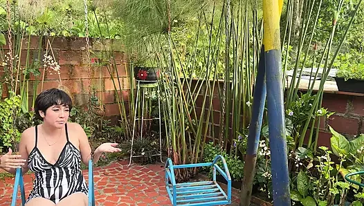 Mis Padrastros Contratan a Un Nuevo Jardinero, Me Encanta Como Se Ve Y Me Pongo Cachonda Hasta Terminar Follandomelo Duro.