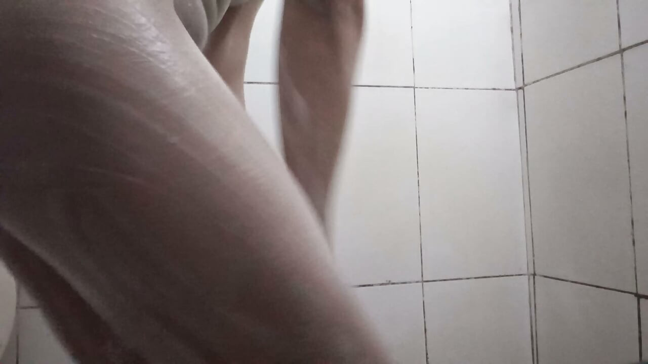 Aku melatih gluteusku di gym hari ini, Sabtu.