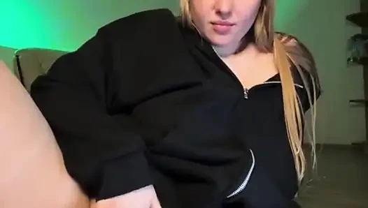 Трахаю пальцами тугую киску с Jucielussie