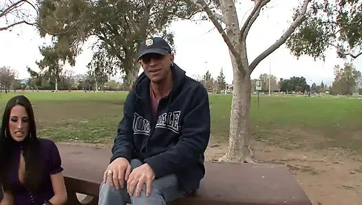 Vollbusige brünette in hardcore-cuckold-action geknallt