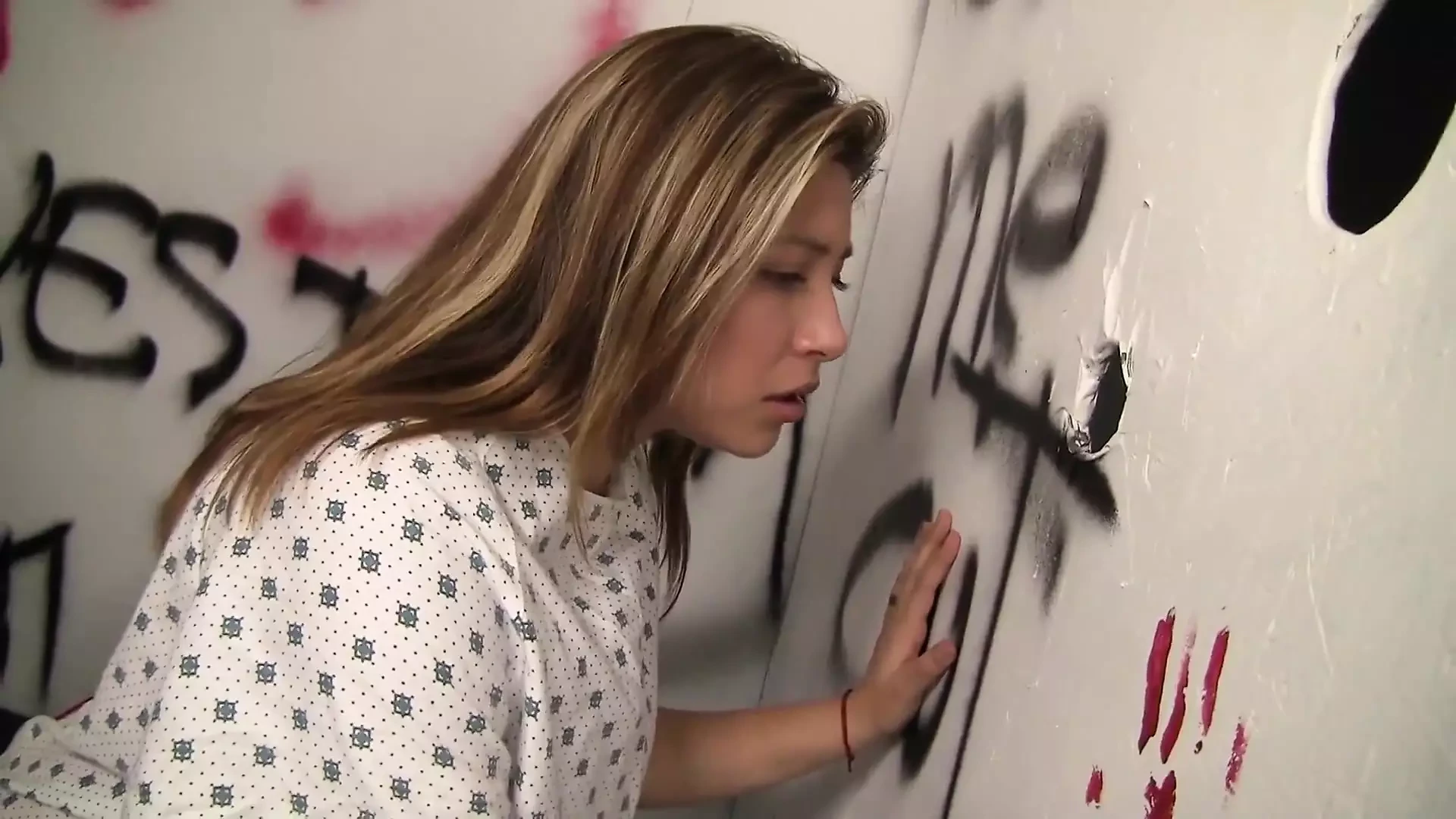 Daisy Leon voli da puši veliki kurac iz gloryhole
