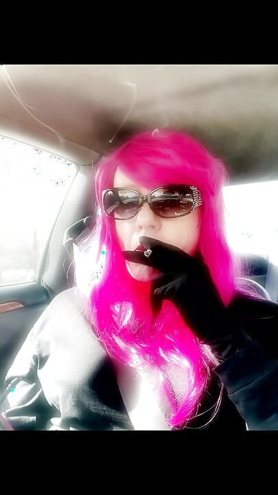 Миссис Roman TG с розовыми волосами и кожаными перчатками курит VS120s ментол вождения cd зрелый ледибой курит зародыш