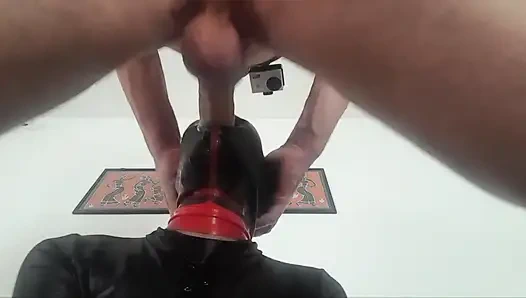 Laura dudaklarından ağzı tıkalı, uzun süre gırtlağına kadar sikiliyor ve döl yutuyor