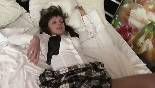 Очень жёсткий анальный секс для молодой русской брюнетки, которая любит, когда её трахают в одежде