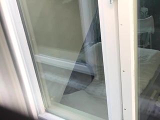 Blankziehen-Stiefmutter an Fenster-Nylons des Hotelzimmers