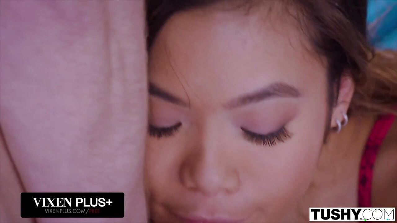 Tushy Kenzie Reeves i Vina Sky uwielbiają gapić się razem