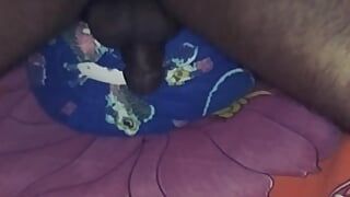Desi αγόρι μαξιλάρι βουητό masterbating δείχνουν μαύρο μεγάλο κώλο του και Cumming στο κρεβάτι
