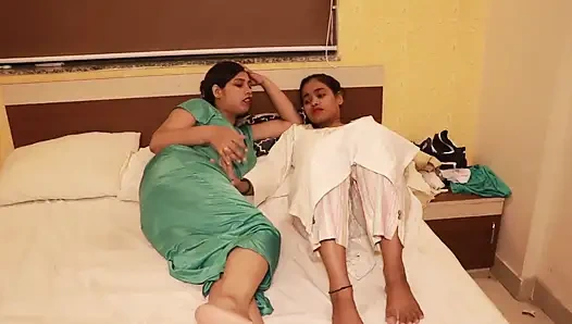 Sevimli Hintli lezbiyen muhteşem yaşlı üvey kız kardeşini mükemmel bir vücutla tutkuyla sikiyor