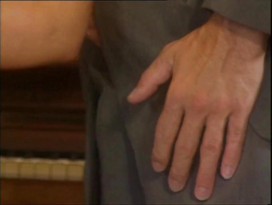 Seksi plavuša sitna dvostruko prodirana u guzicu u trojci... Svrši u usta