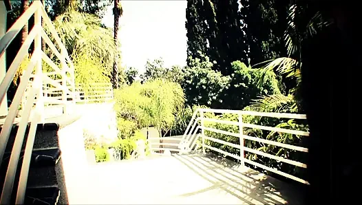 Пожилой мужик приходит с работы и находит шлюховатую тинку у бассейна, чтобы трахаться