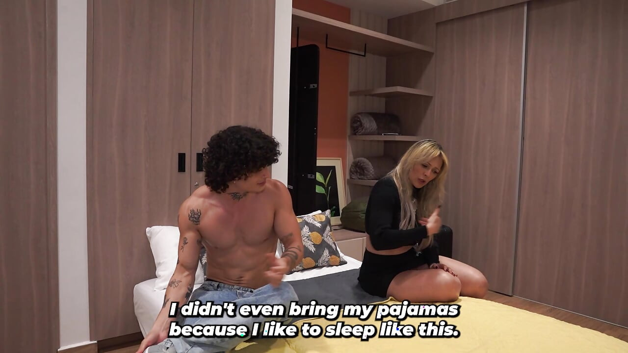 Une belle-mère blonde à forte poitrine finit par partager le lit d’hôtel avec son beau-fils tatoué