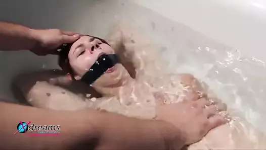 Les jeux sexuels dans la baignoire de Nathalie