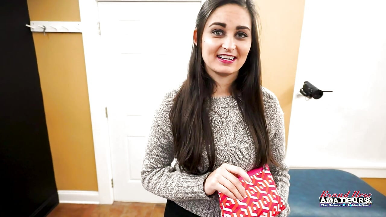 豊満なブルネットのエリオットがディープスロートでチンコを突き、ドギースタイルで突かれる!