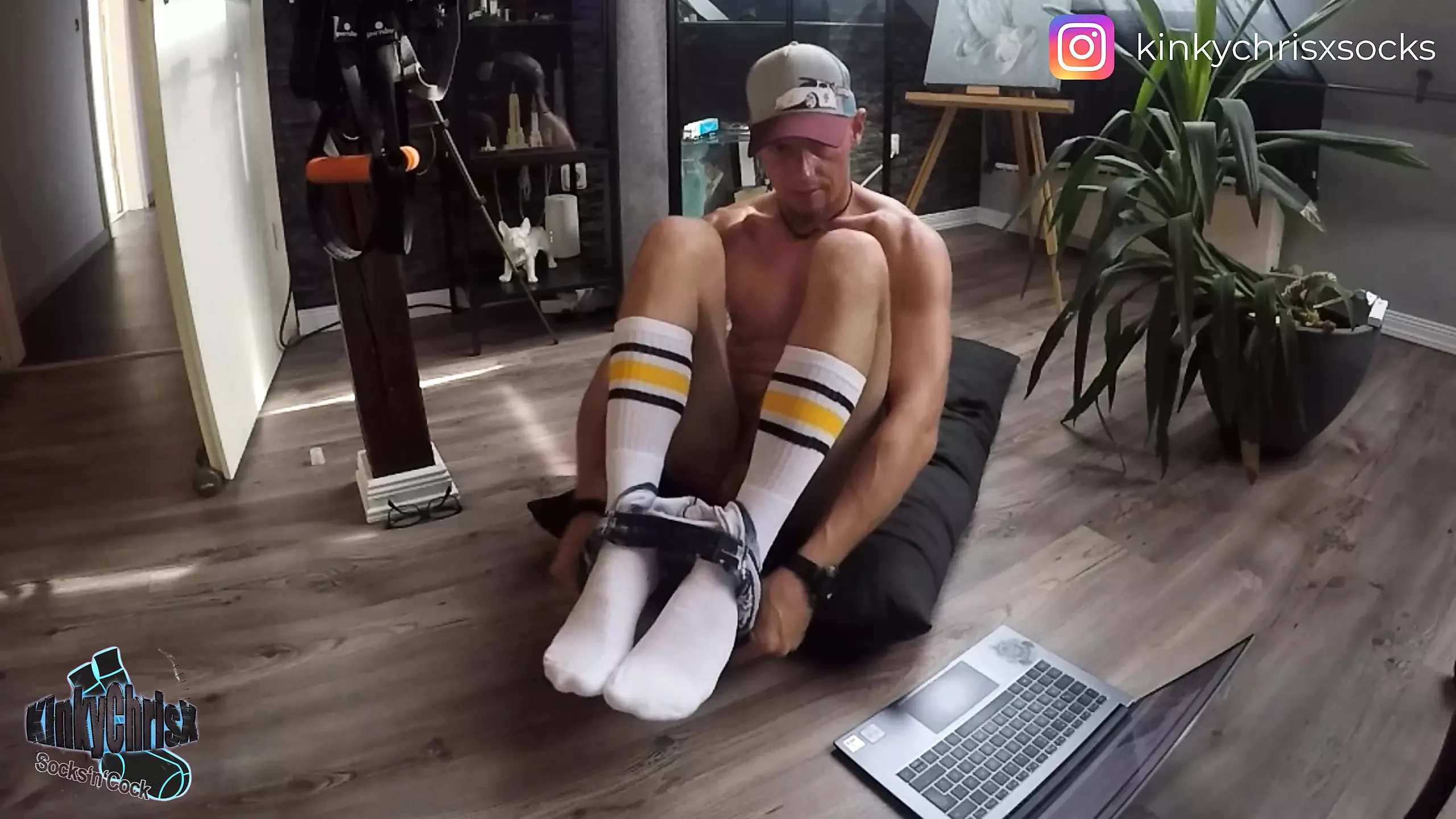 KinkyChrisX jerking off in white knee socks - full clip uncut - 4K
