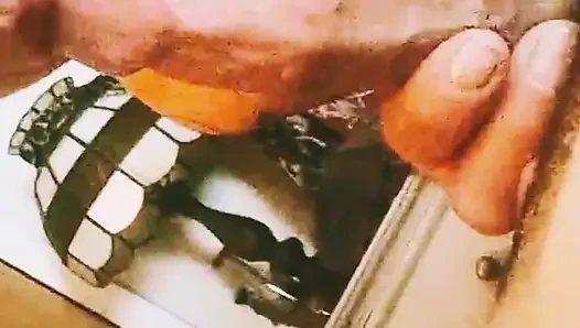 Sadece yarağıyla oynuyor