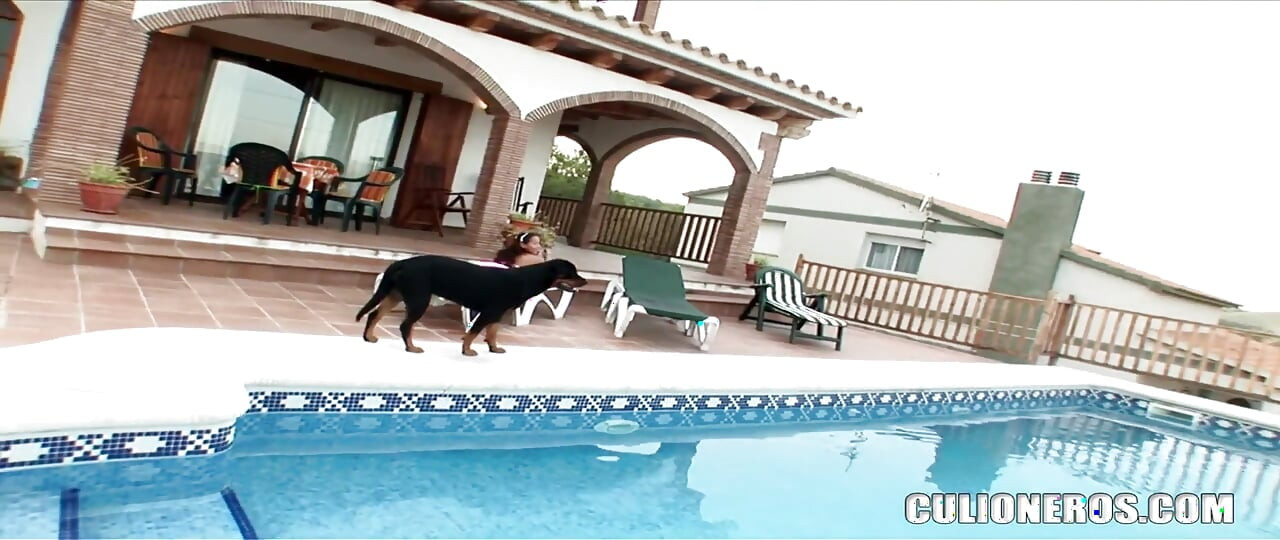 Culioneros - kolambiyaee beb jade Kitti chudaee se pahle pool ke kinaare apni rasdaar gand senkti hai