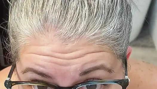 Beni boşaltana kadar büyük yarağını sikiyorum ve emiyor