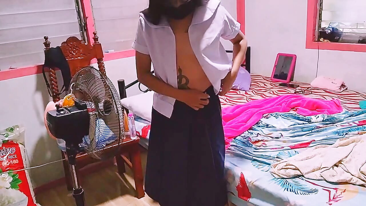 COLEGIALA INOCENTE ROGANDO A SU PADRASTRO QUE LLENE SU SENSACIÓN DE CACHONDA