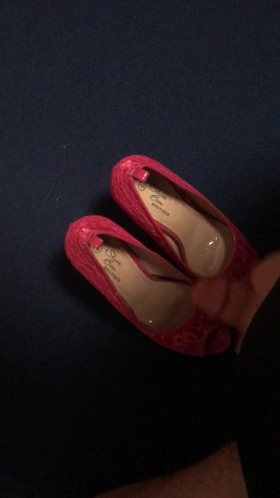 Cumming over my pink heels