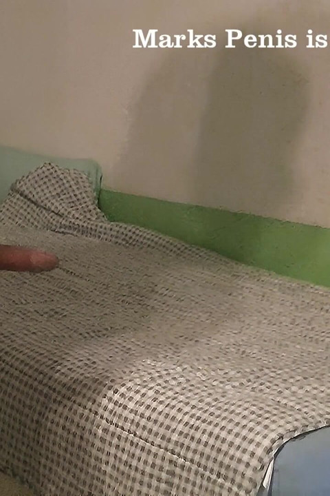 מיטה עירומה דבשת אוננות עם יד Wank Cum