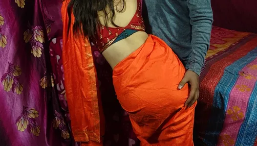 Une jolie bhabhi dans un sari devient coquine avec son devar pour son ex brutal après un massage sur le dos sur la glace - hindi