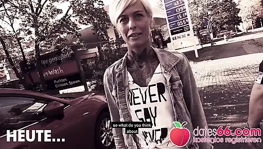 Benzin istasyonunun arkasında yaraksız sikilen orta yaşlı seksi kadın Vicky seks seansı!