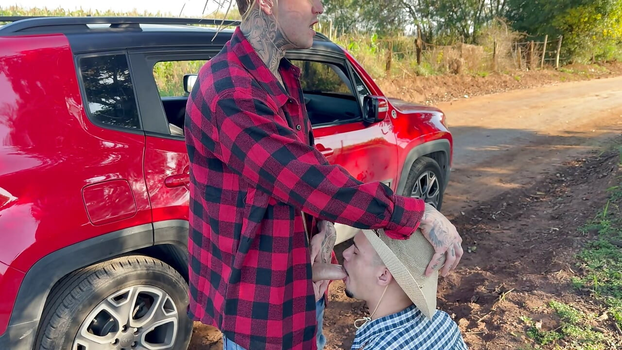 Eu me perdi no milharal e precisava da ajuda do jovem fazendeiro quente.